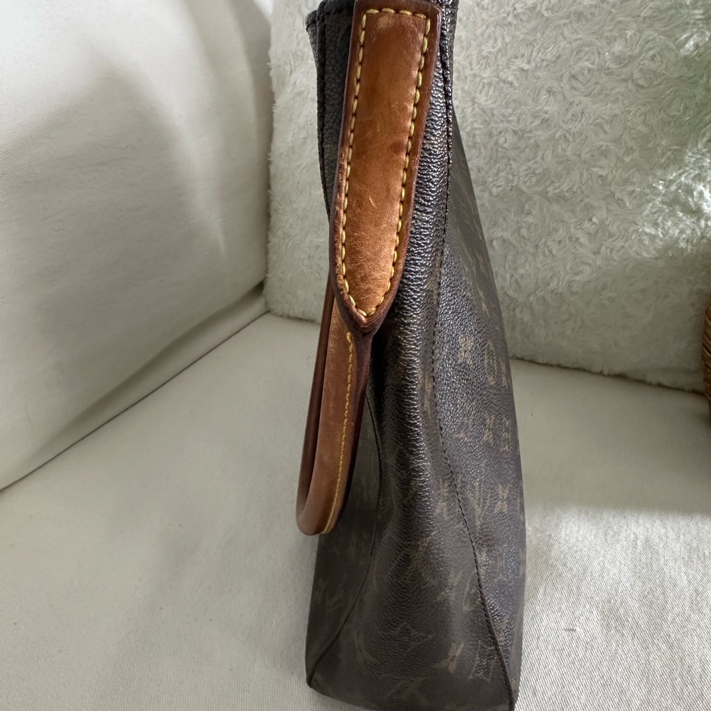 Louis Vuitton Looping MM Monogram Shoulder Bag - Picture 4 of 7